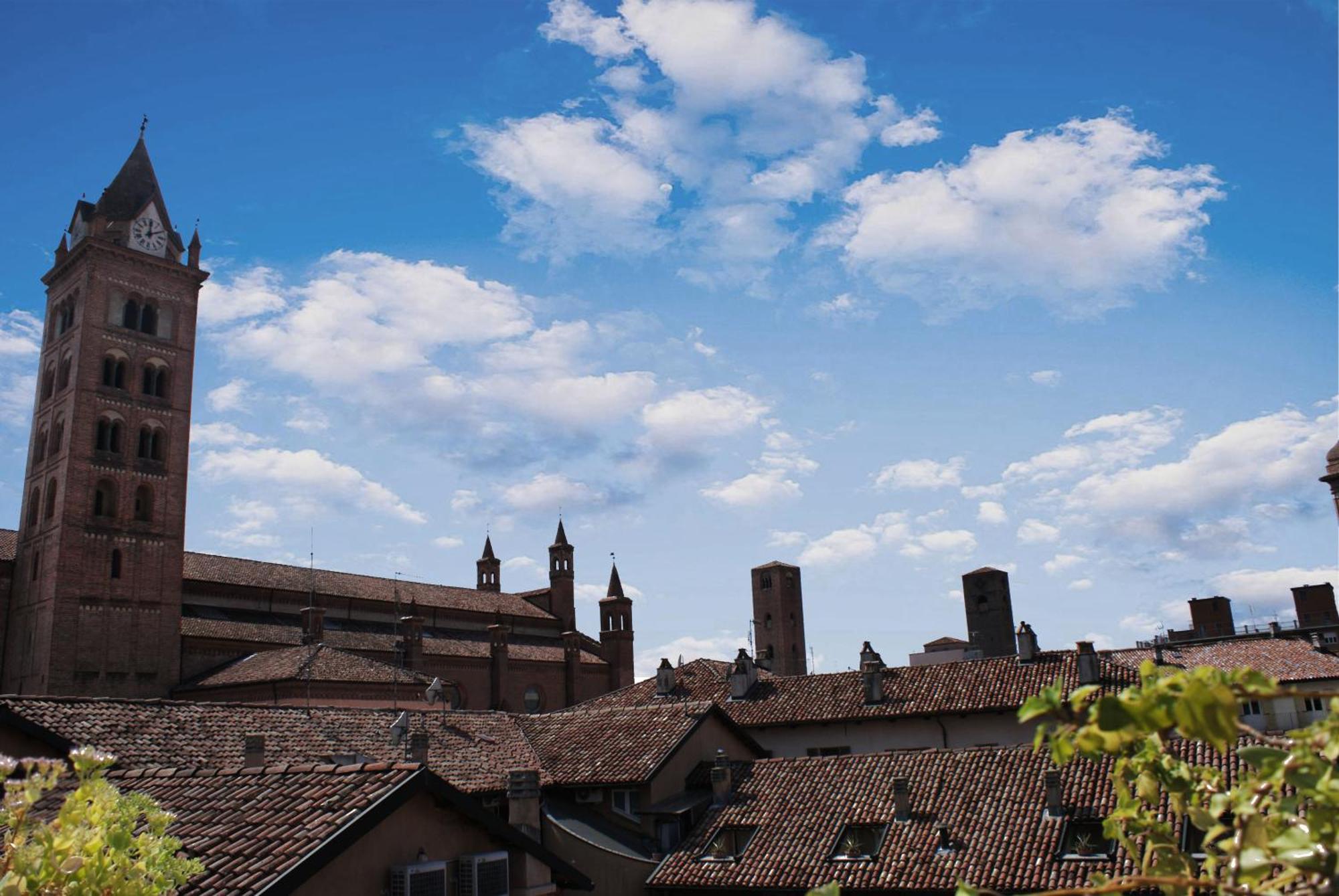 Casa Caroli, Charme E Comfort Nel Cuore Di Alba 外观 照片
