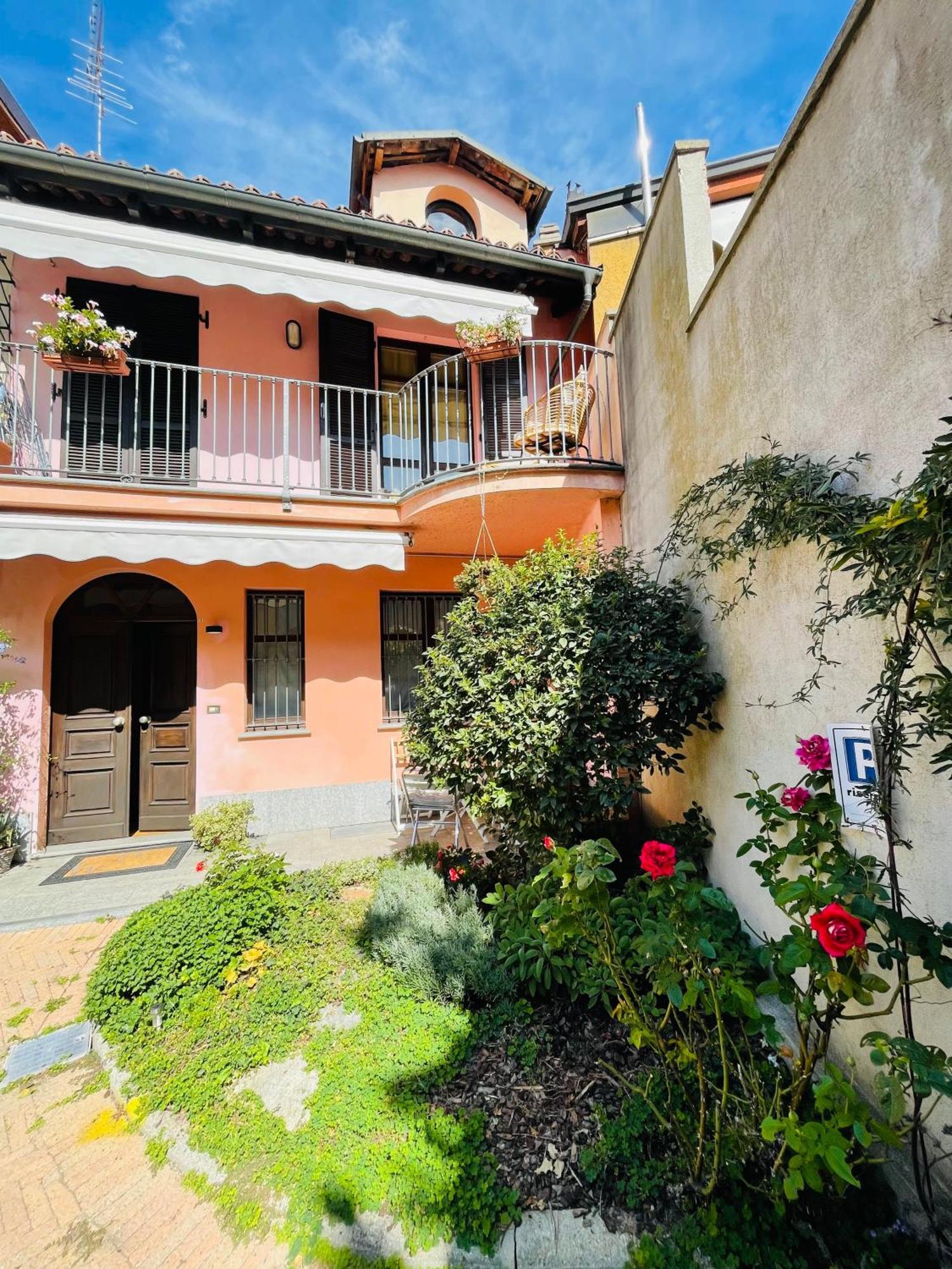 Casa Caroli, Charme E Comfort Nel Cuore Di Alba 外观 照片